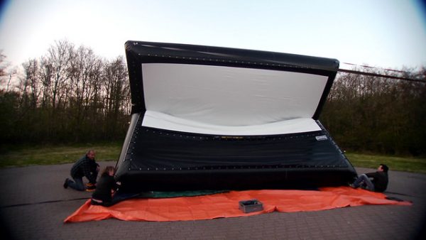 Solárne kino premietanie poháňané slnkom