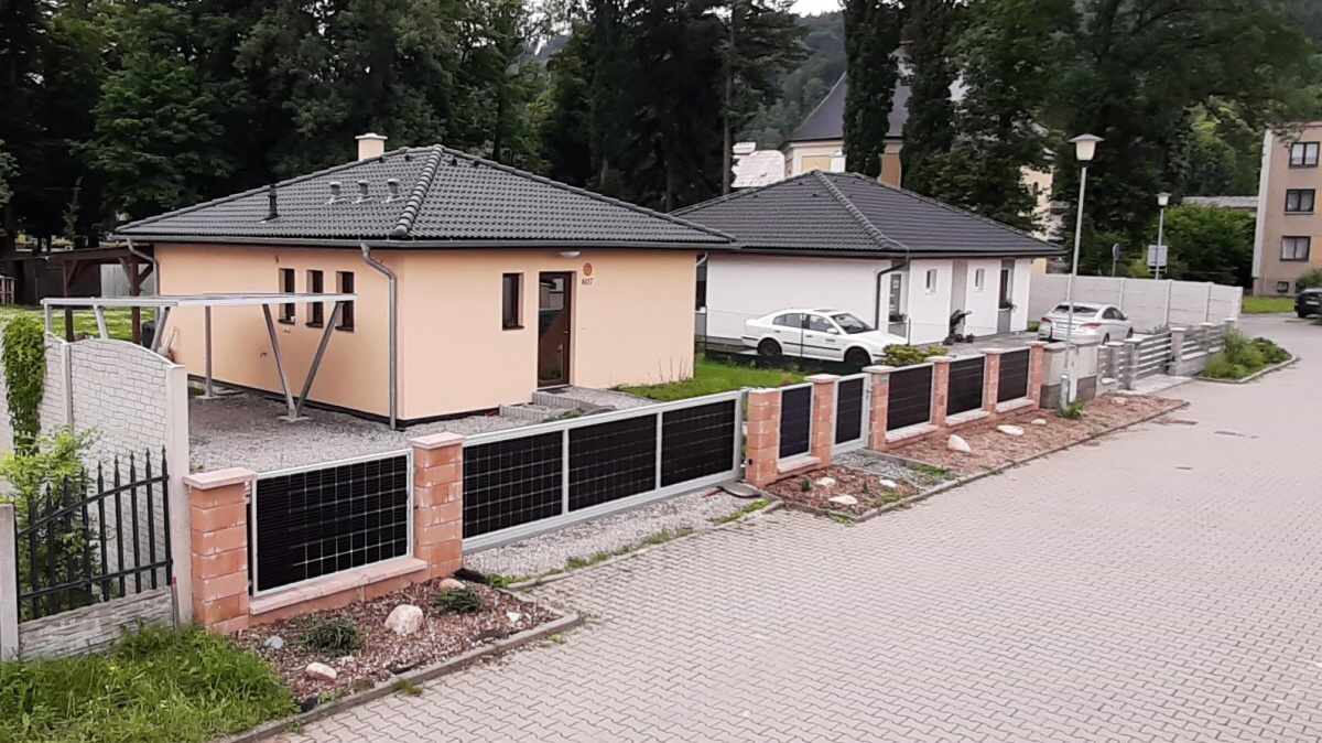 Solárny plot vytvorí zvislú inštaláciu fotovoltiky a zároveň chráni budovu