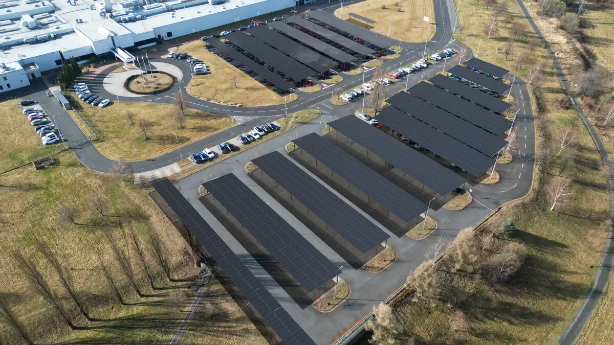 Vizualizácia solárnych carportov na parkovisku
