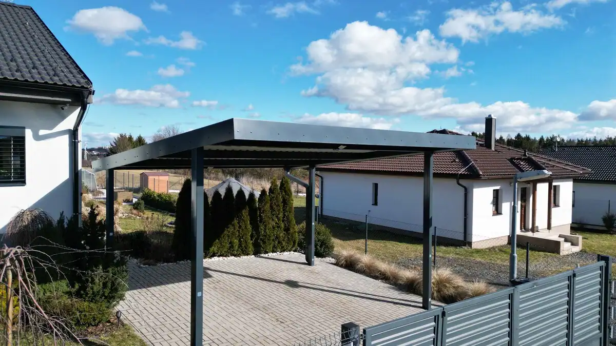 Solárny carport k rodinnému domu